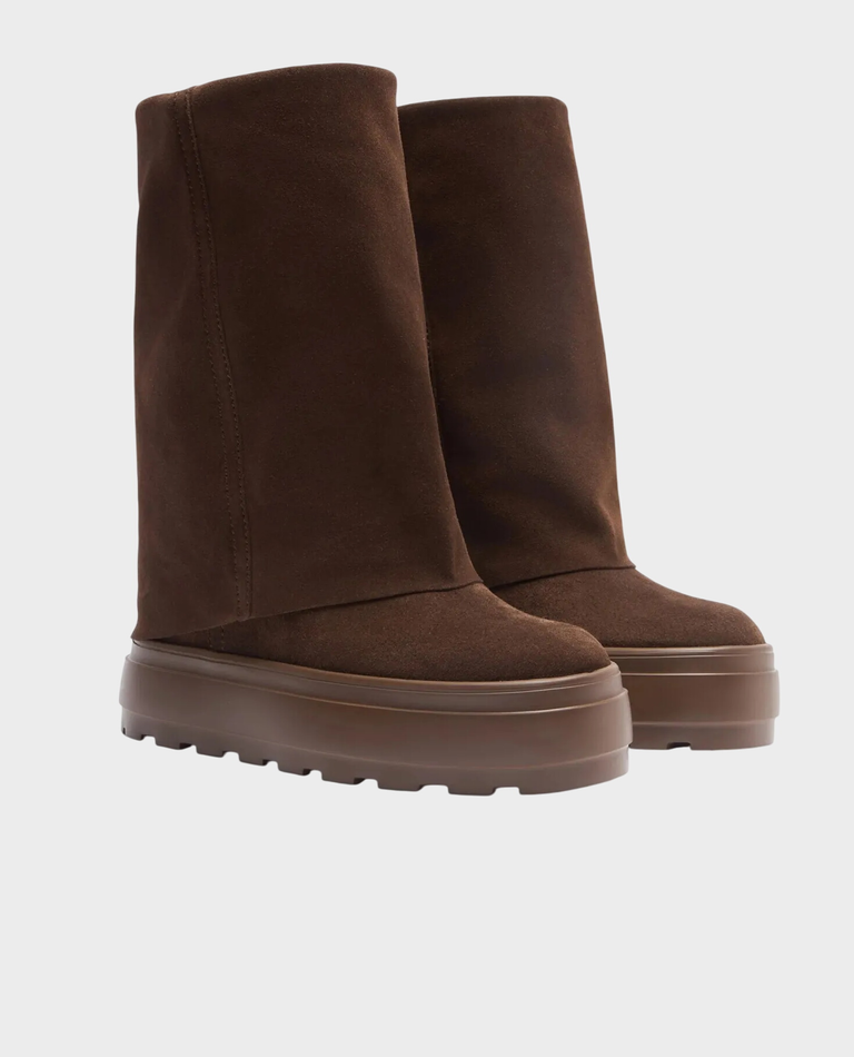 Zamszowe botki z szeroką cholewką