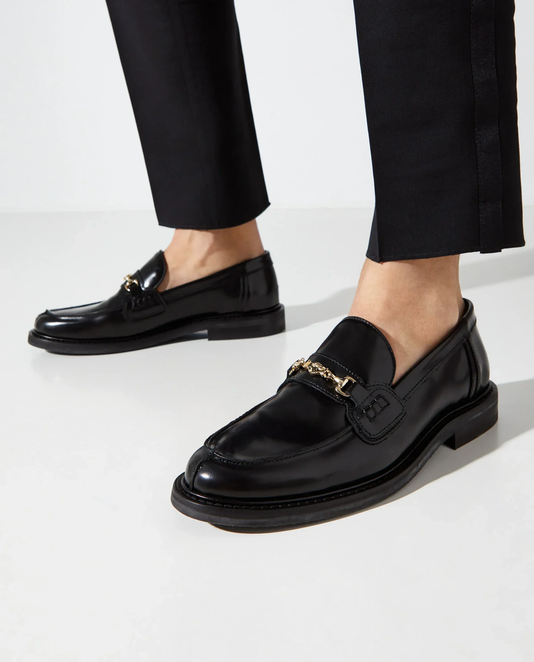 Czarne skórzane loafery