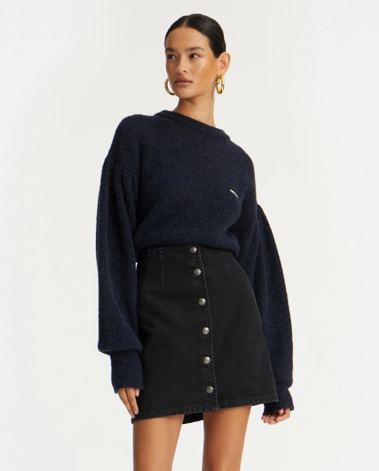 Granatowy dzianinowy sweter z logo