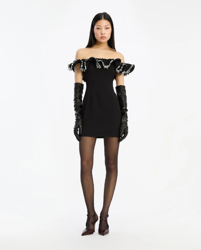 Czarna mini sukienka z falbanką