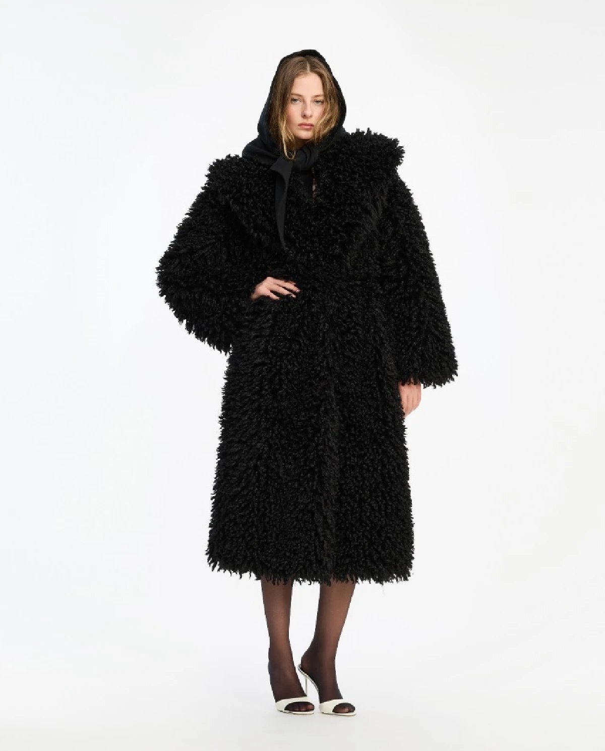 Czarny futrzany płaszcz - Image #0