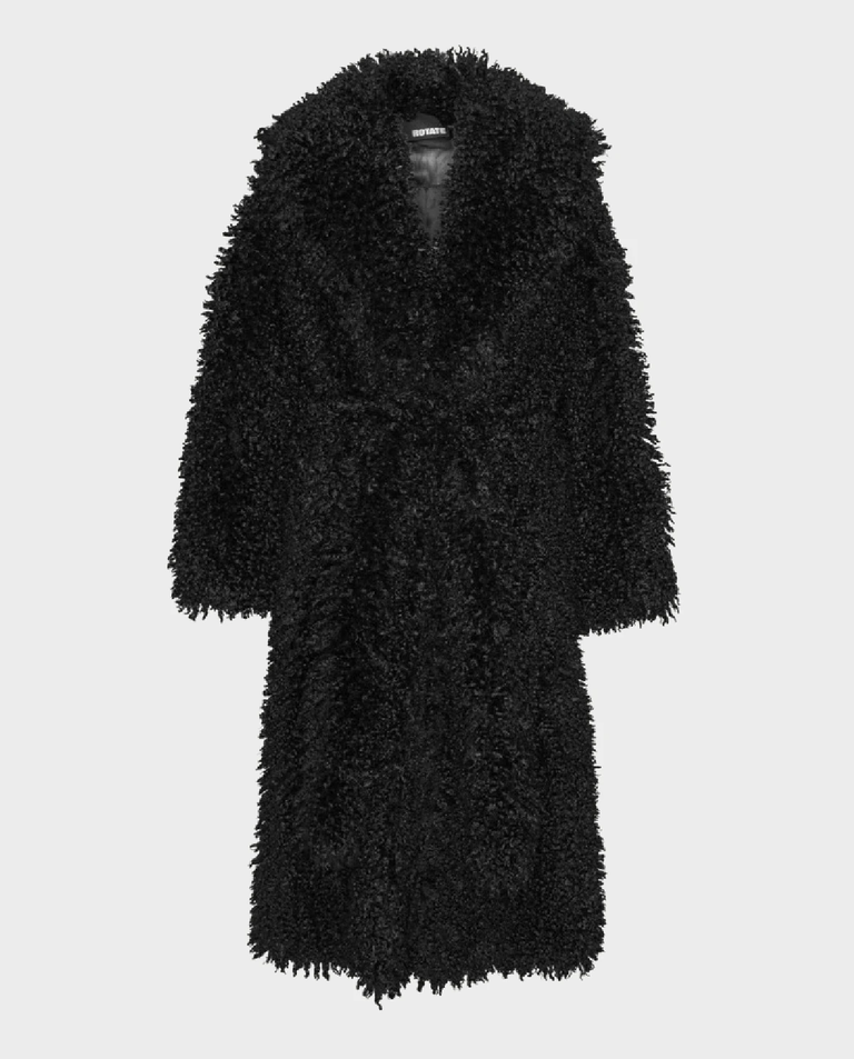 Czarny futrzany płaszcz