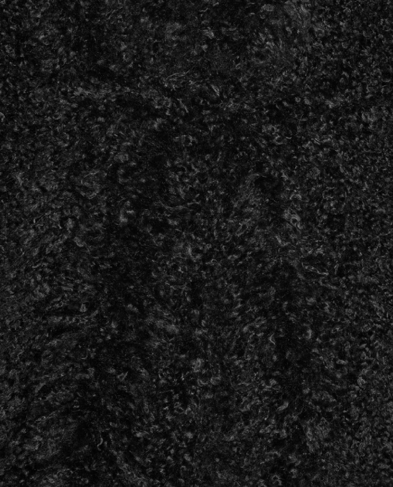 Czarny futrzany płaszcz