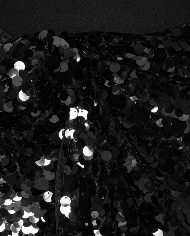 Czarna sukienka midi z cekinami - Image #2