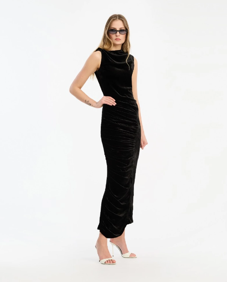 Czarna aksamitna sukienka midi