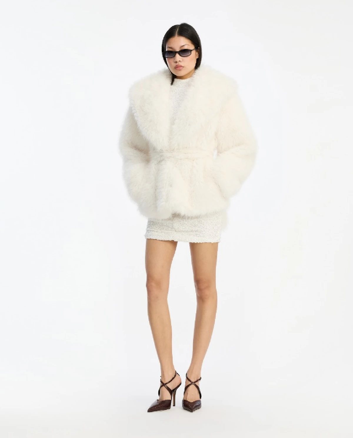 Biała futrzana kurtka z paskiem - Image #2