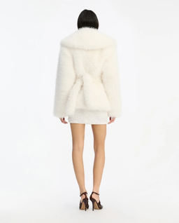 Biała futrzana kurtka z paskiem - Image #3