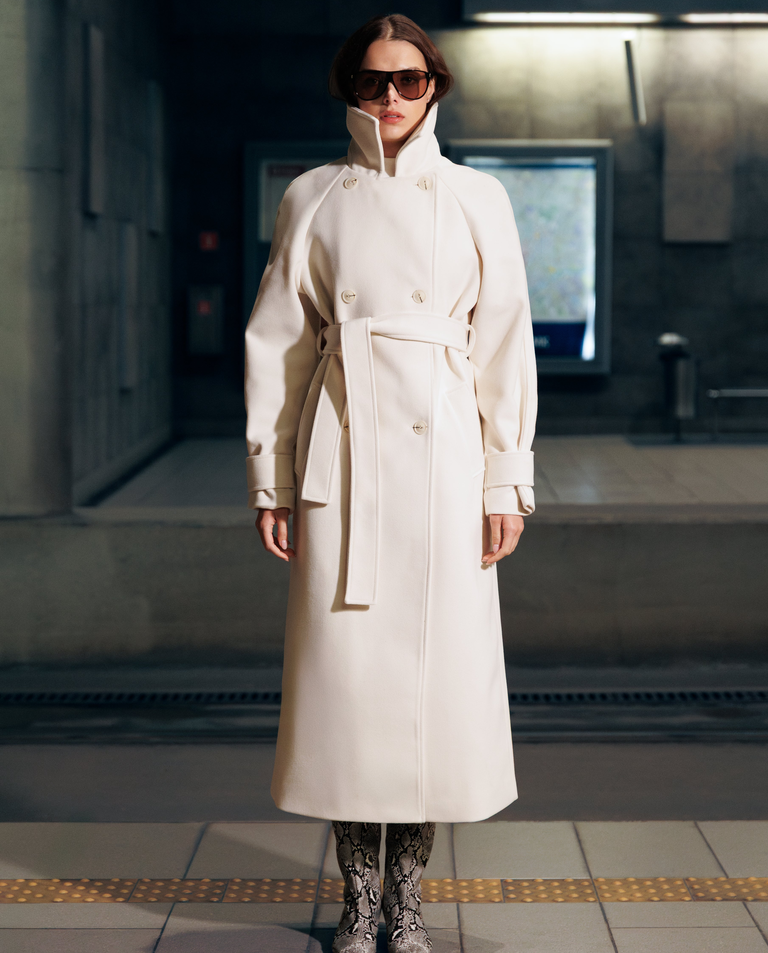 Dwurzędowy perłowy płaszcz z paskiem