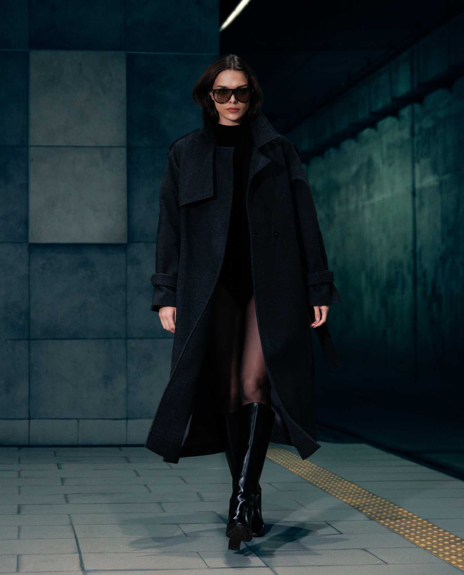 Dwurzędowy szary płaszcz z paskiem - Image #1