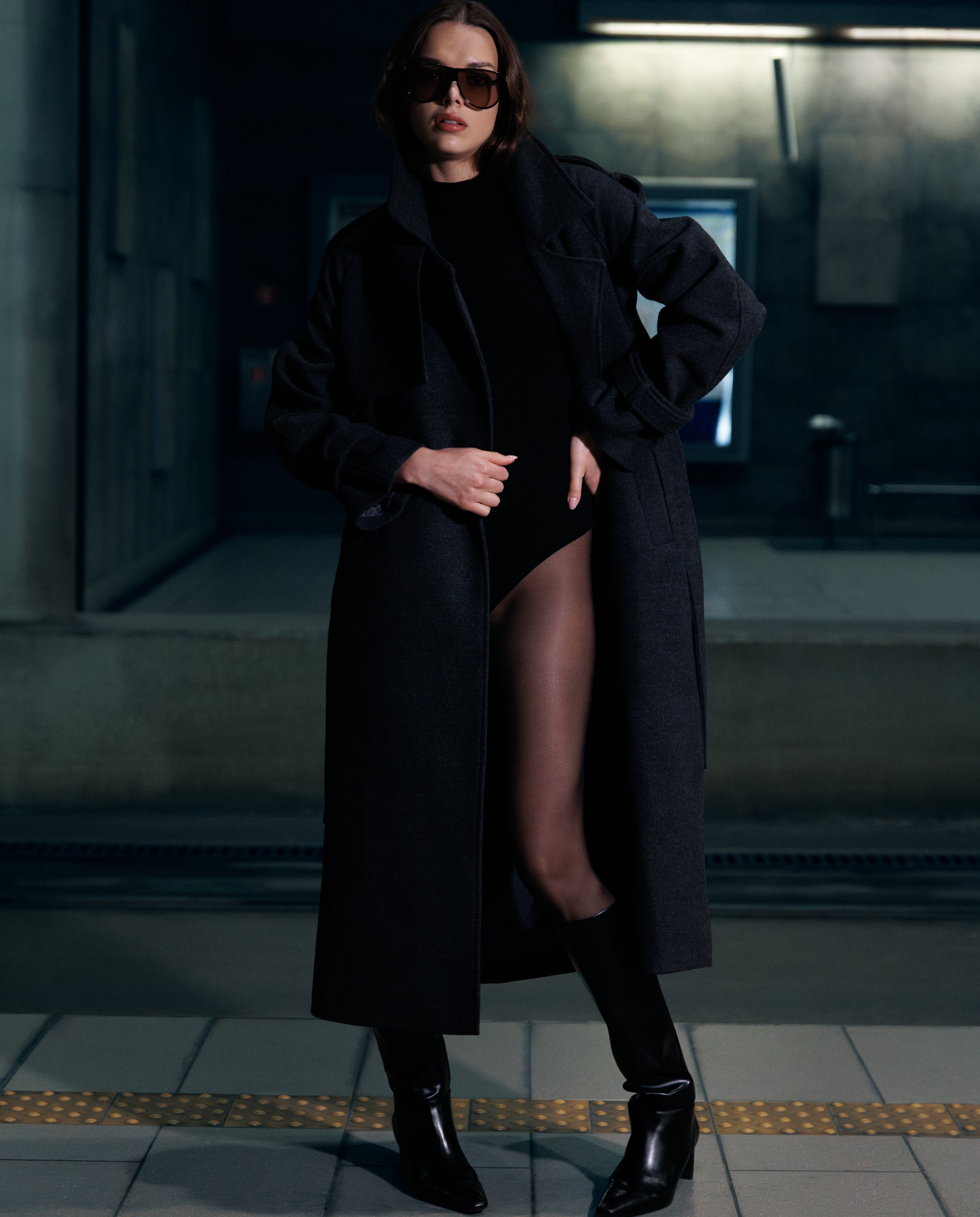 Dwurzędowy szary płaszcz z paskiem - Image #2