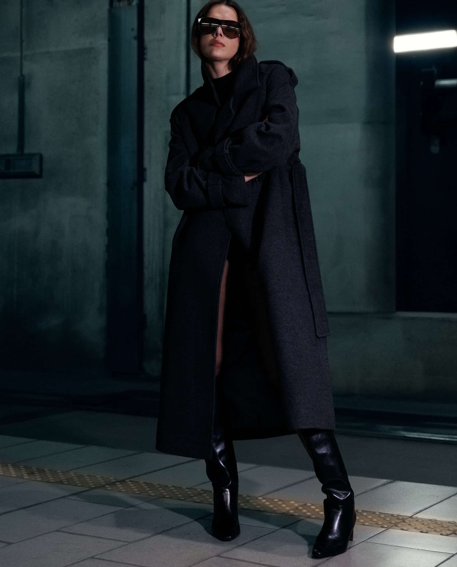 Dwurzędowy szary płaszcz z paskiem - Image #3