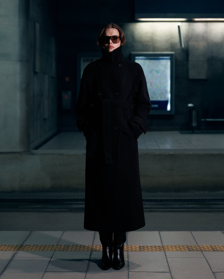 Dwurzędowy czarny płaszcz z paskiem