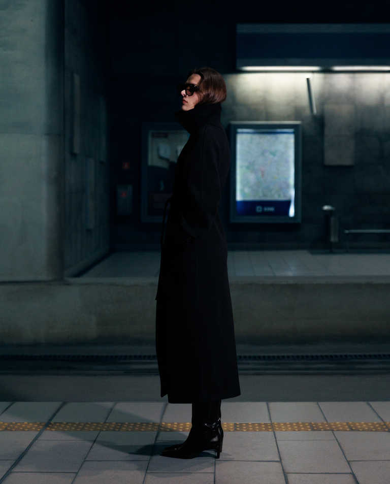 Dwurzędowy czarny płaszcz z paskiem - Image #2