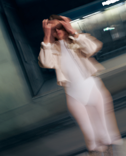 Kremowa kurtka z kołnierzykiem - Image #4