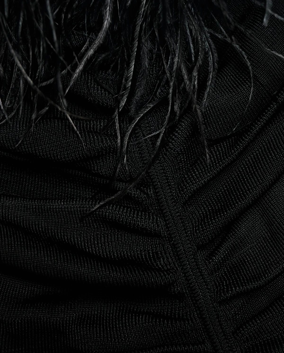 Czarna mini sukienka z piórami - Image #4