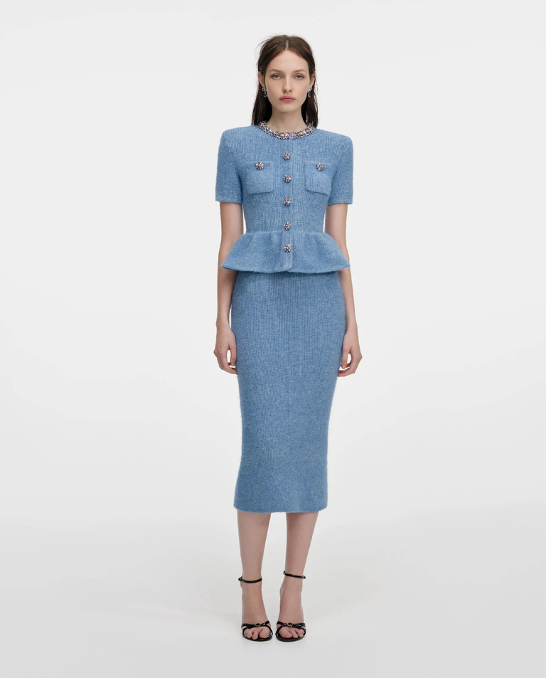 Niebieska dzianinowa sukienka midi z baskinką