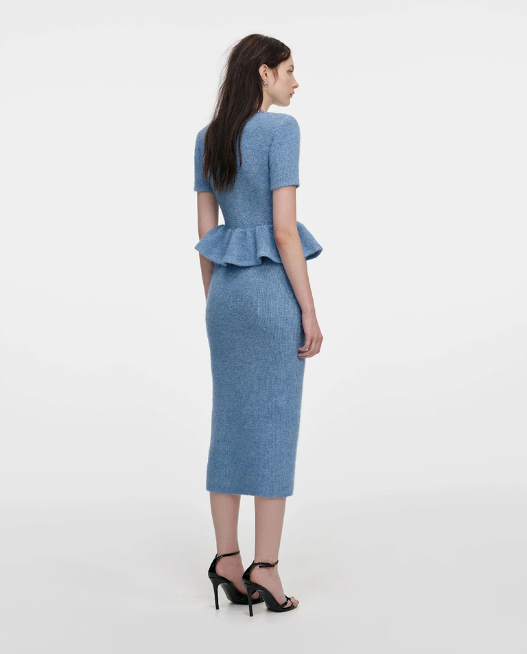 Niebieska dzianinowa sukienka midi z baskinką - Image #2