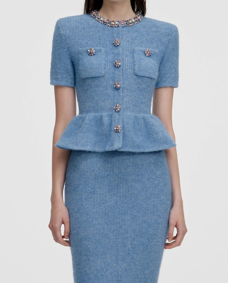 Niebieska dzianinowa sukienka midi z baskinką - Image #3