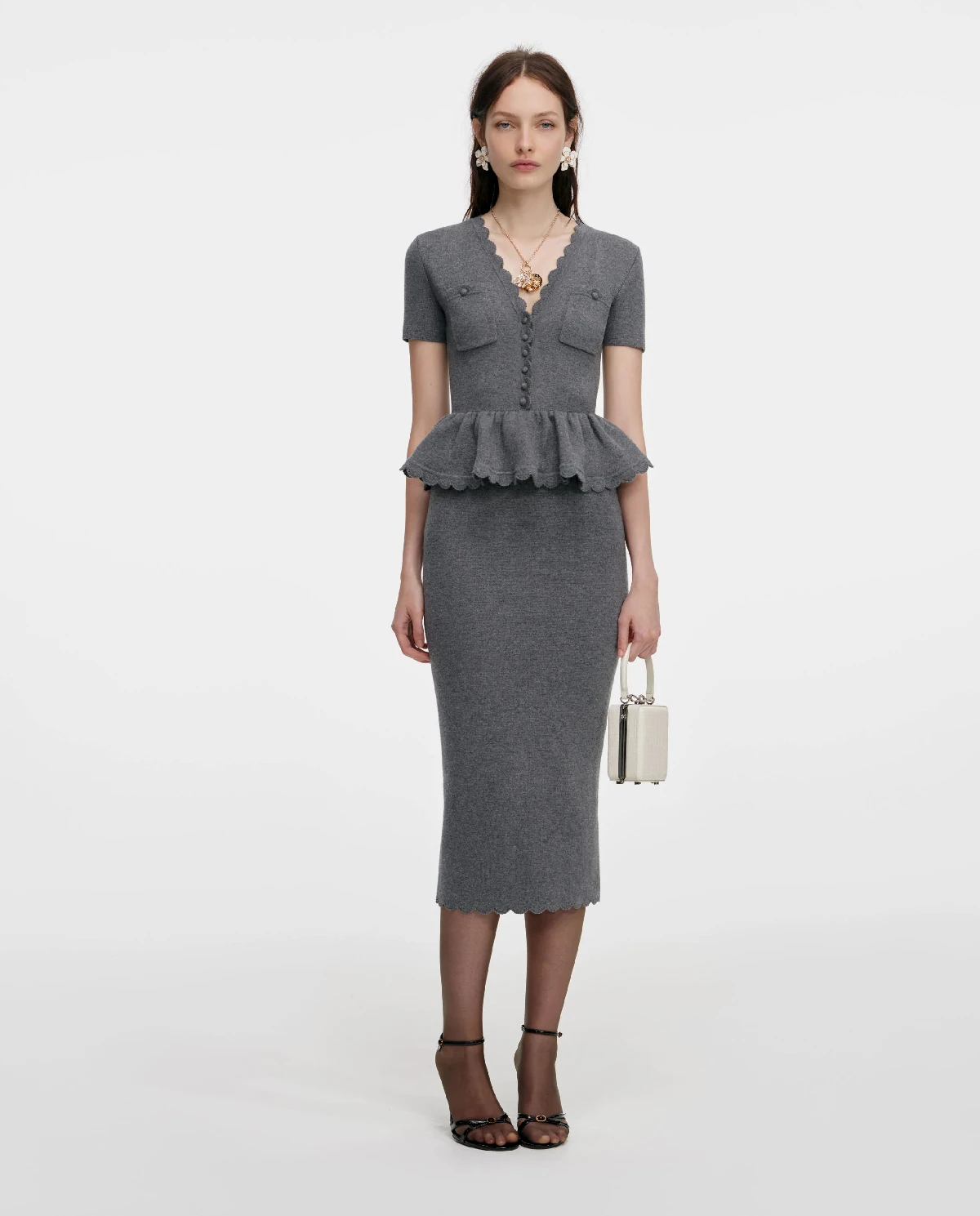 Szara dzianinowa sukienka midi z baskinką - Image #0