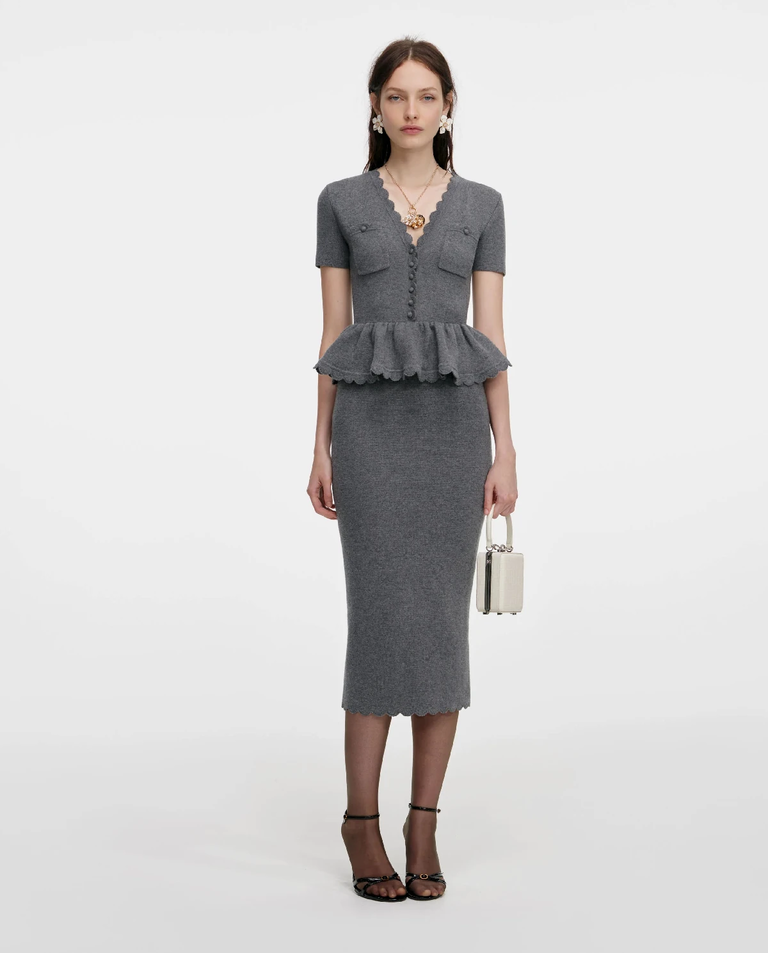 Szara dzianinowa sukienka midi z baskinką