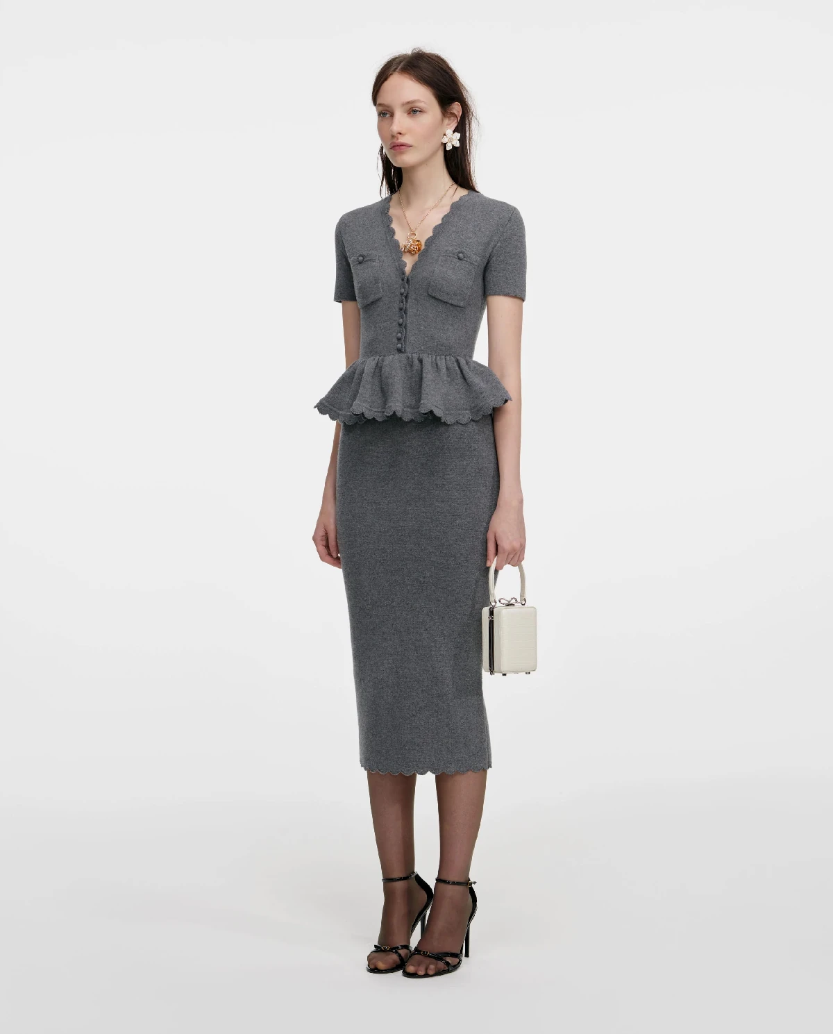 Szara dzianinowa sukienka midi z baskinką - Image #1