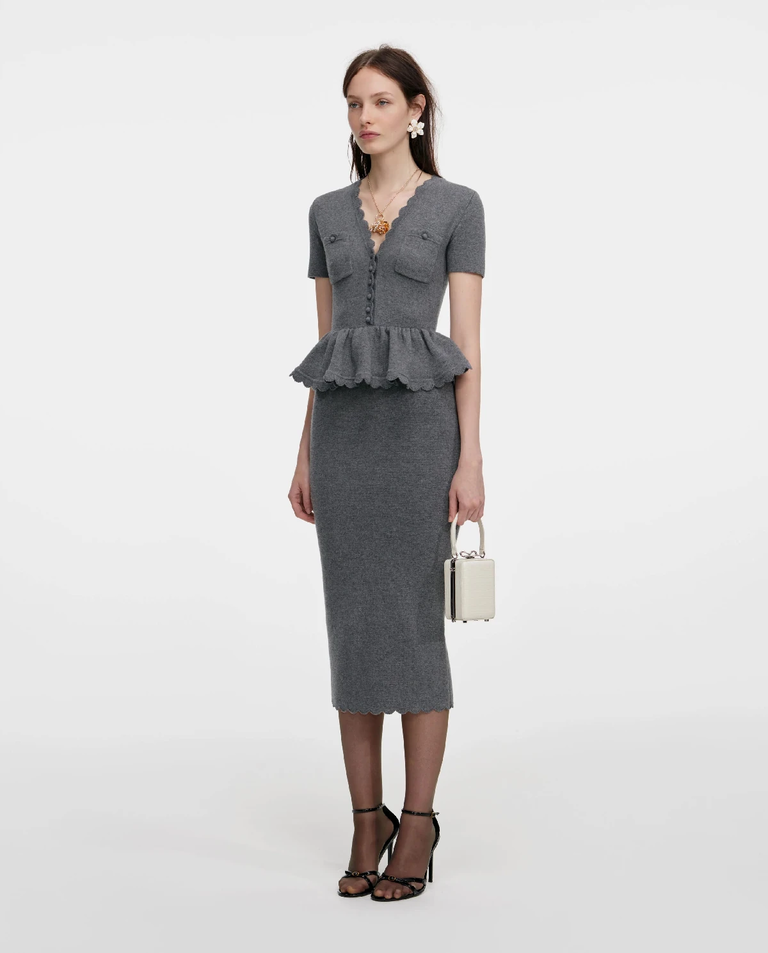 Szara dzianinowa sukienka midi z baskinką