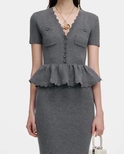 Szara dzianinowa sukienka midi z baskinką - Image #3