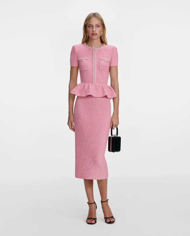 Różowa dzianinowa sukienka midi z baskinką