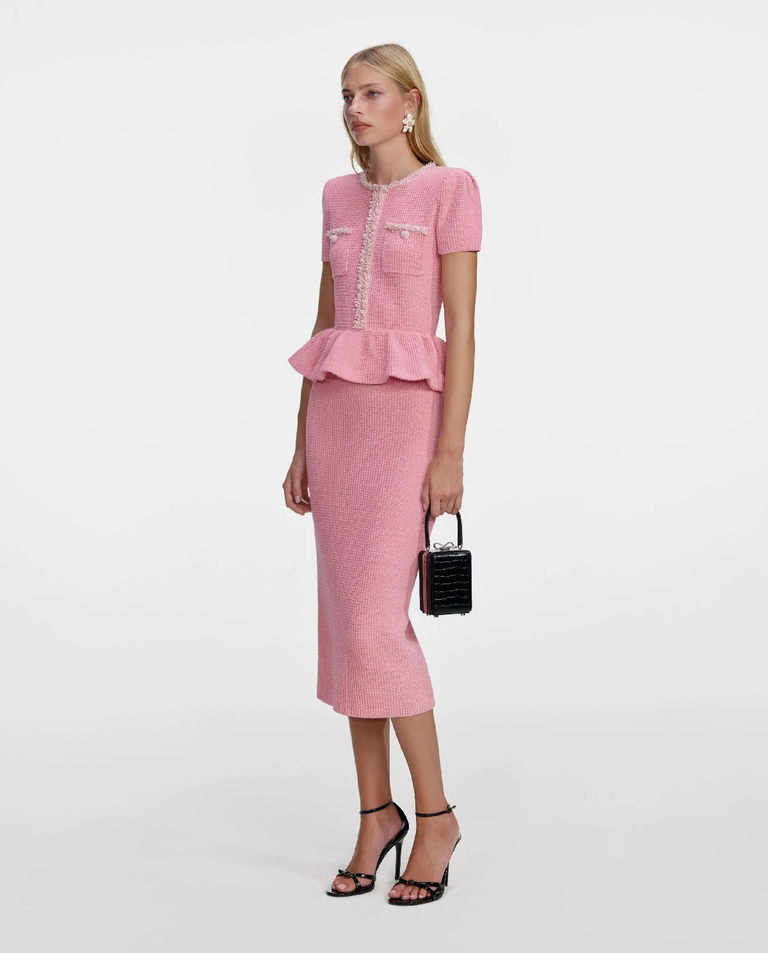 Różowa dzianinowa sukienka midi z baskinką