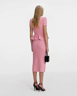 Różowa dzianinowa sukienka midi z baskinką - Image #2