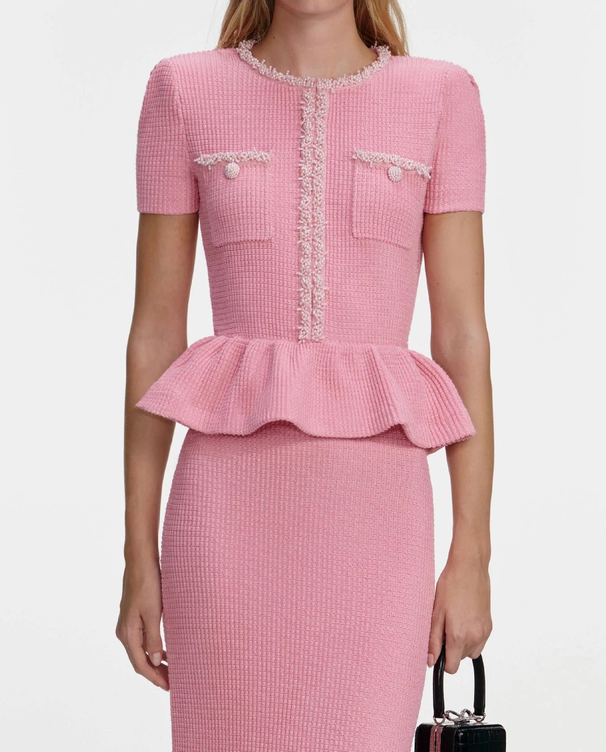 Różowa dzianinowa sukienka midi z baskinką - Image #3