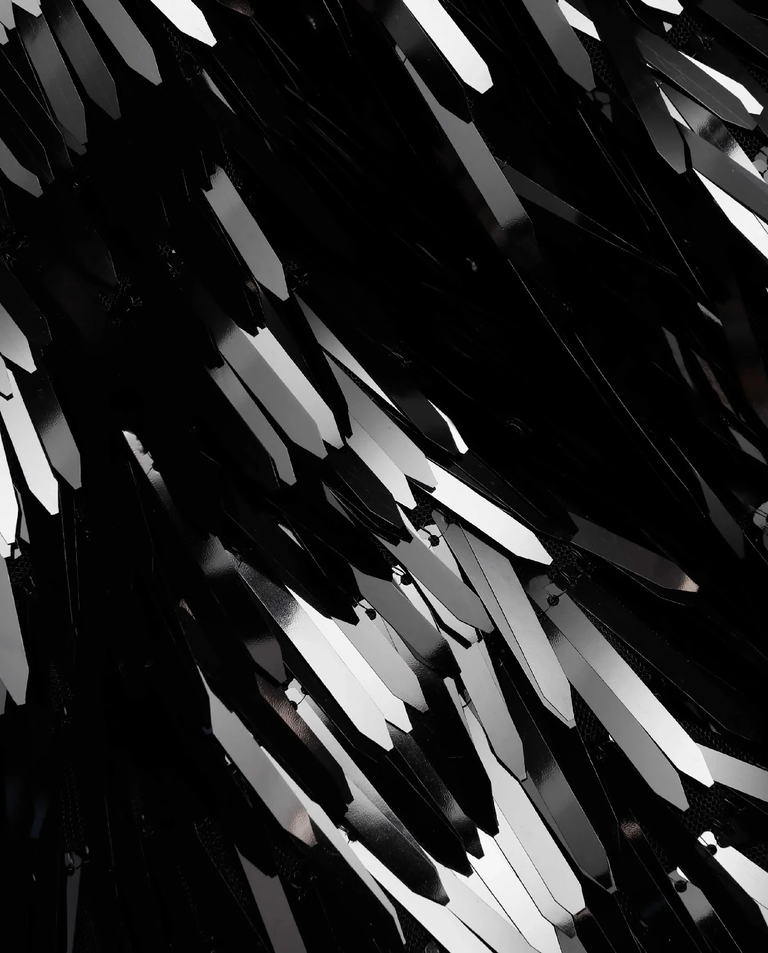 Czarna cekinowa spódnica midi - Image #4