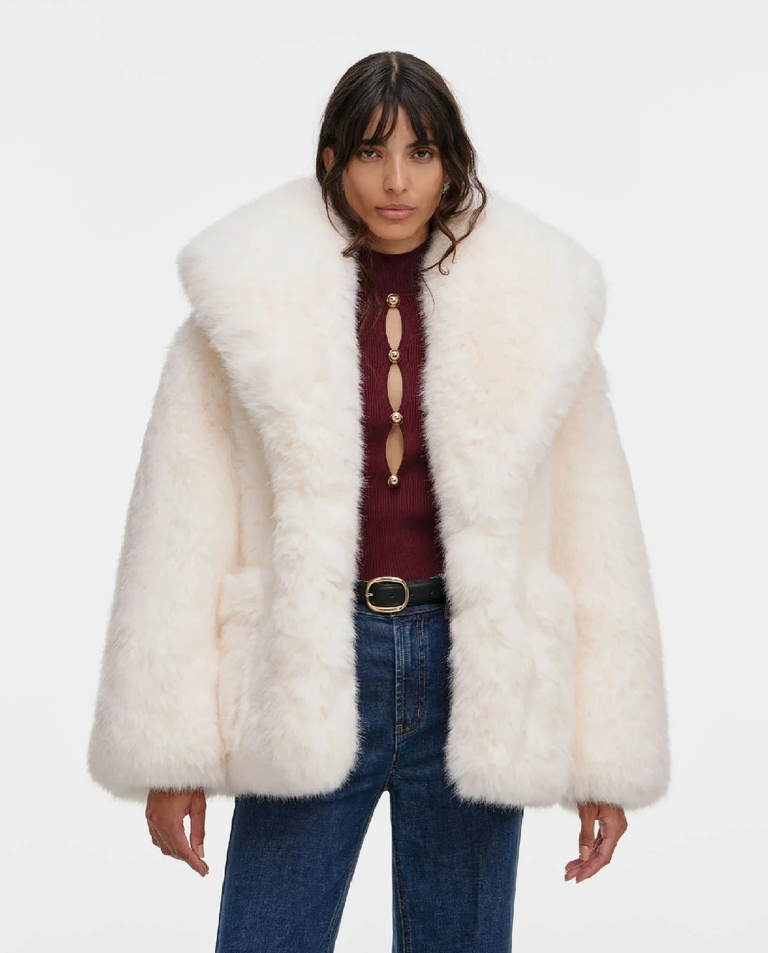 Biała futrzana kurtka