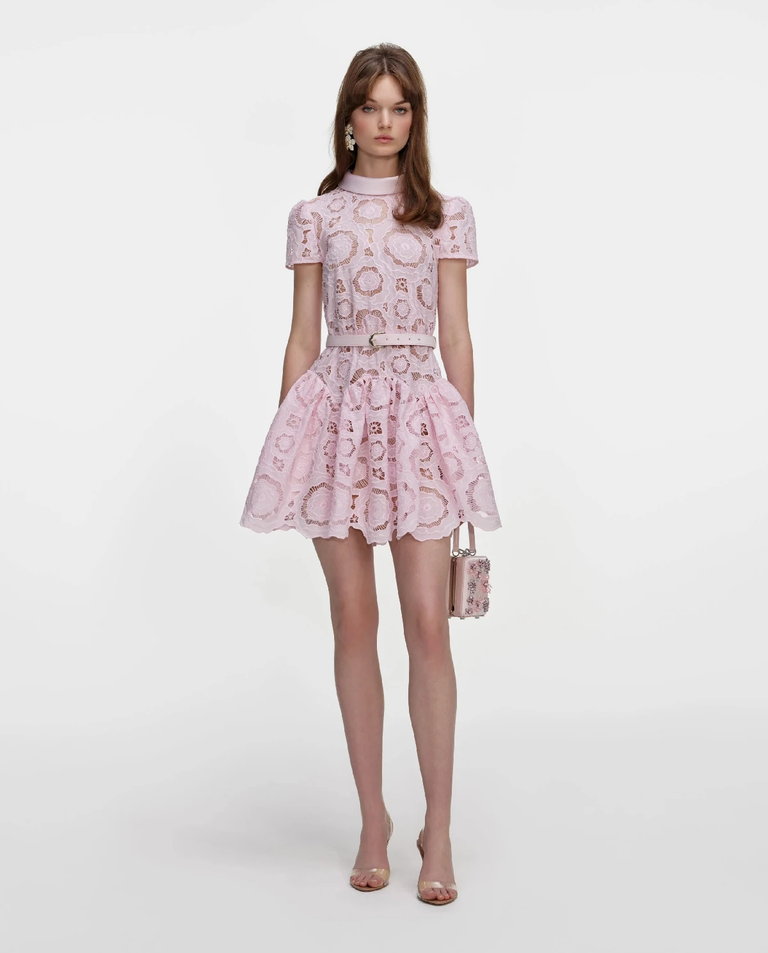 Różowa koronkowa sukienka mini