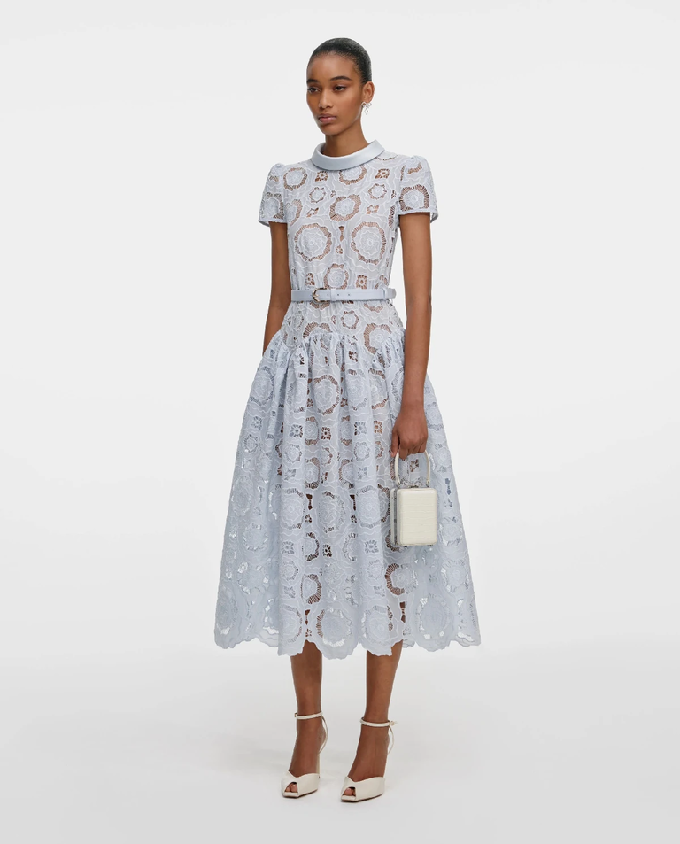 Jasnoniebieska koronkowa sukienka midi