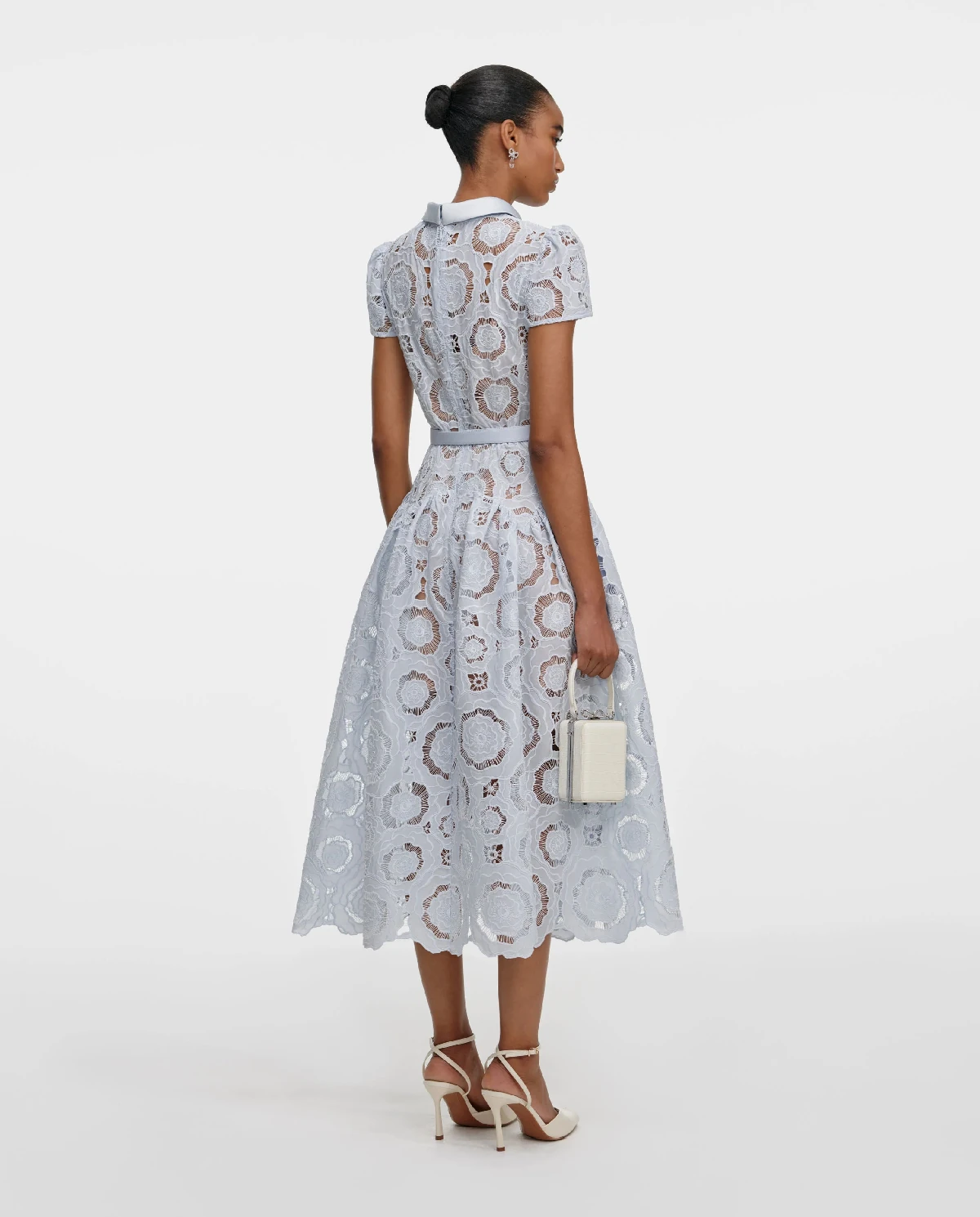 Jasnoniebieska koronkowa sukienka midi - Image #2