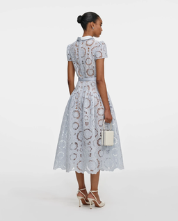 Jasnoniebieska koronkowa sukienka midi - Image #2