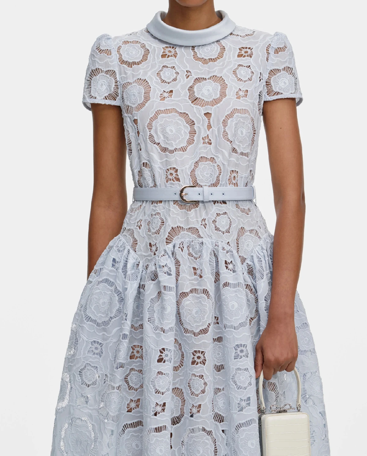 Jasnoniebieska koronkowa sukienka midi - Image #3