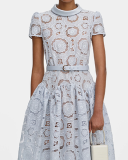 Jasnoniebieska koronkowa sukienka midi - Image #3