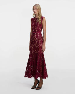 Burgundowa koronkowa sukienka midi - Image #1