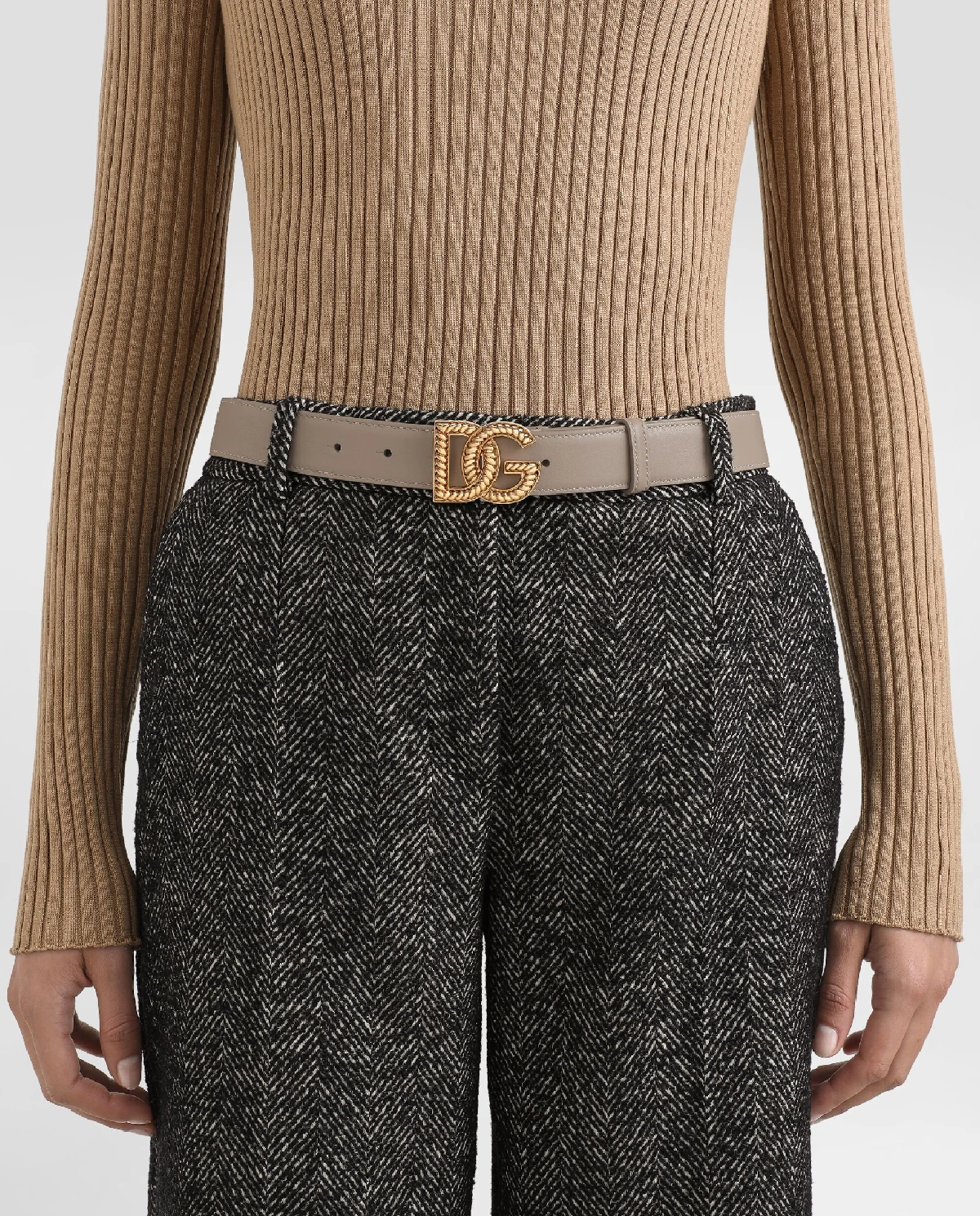 Beżowy skórzany pasek z logo - Image #1