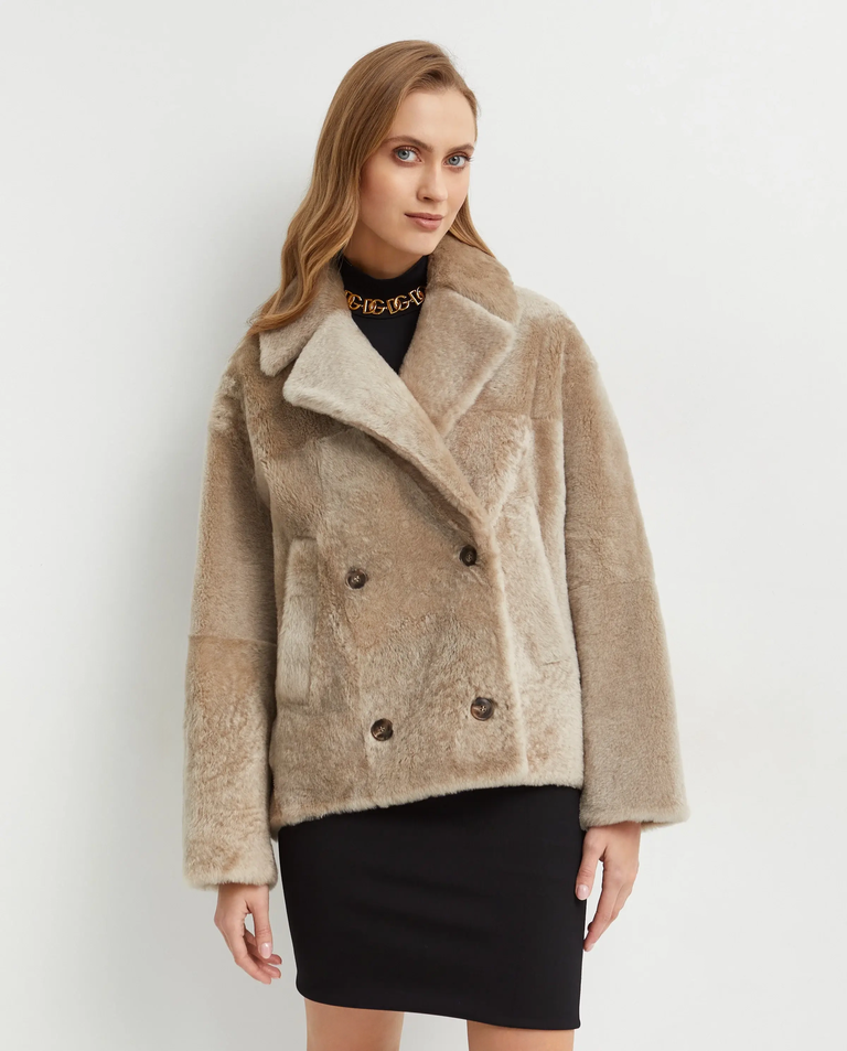 Beżowy krótki kożuch