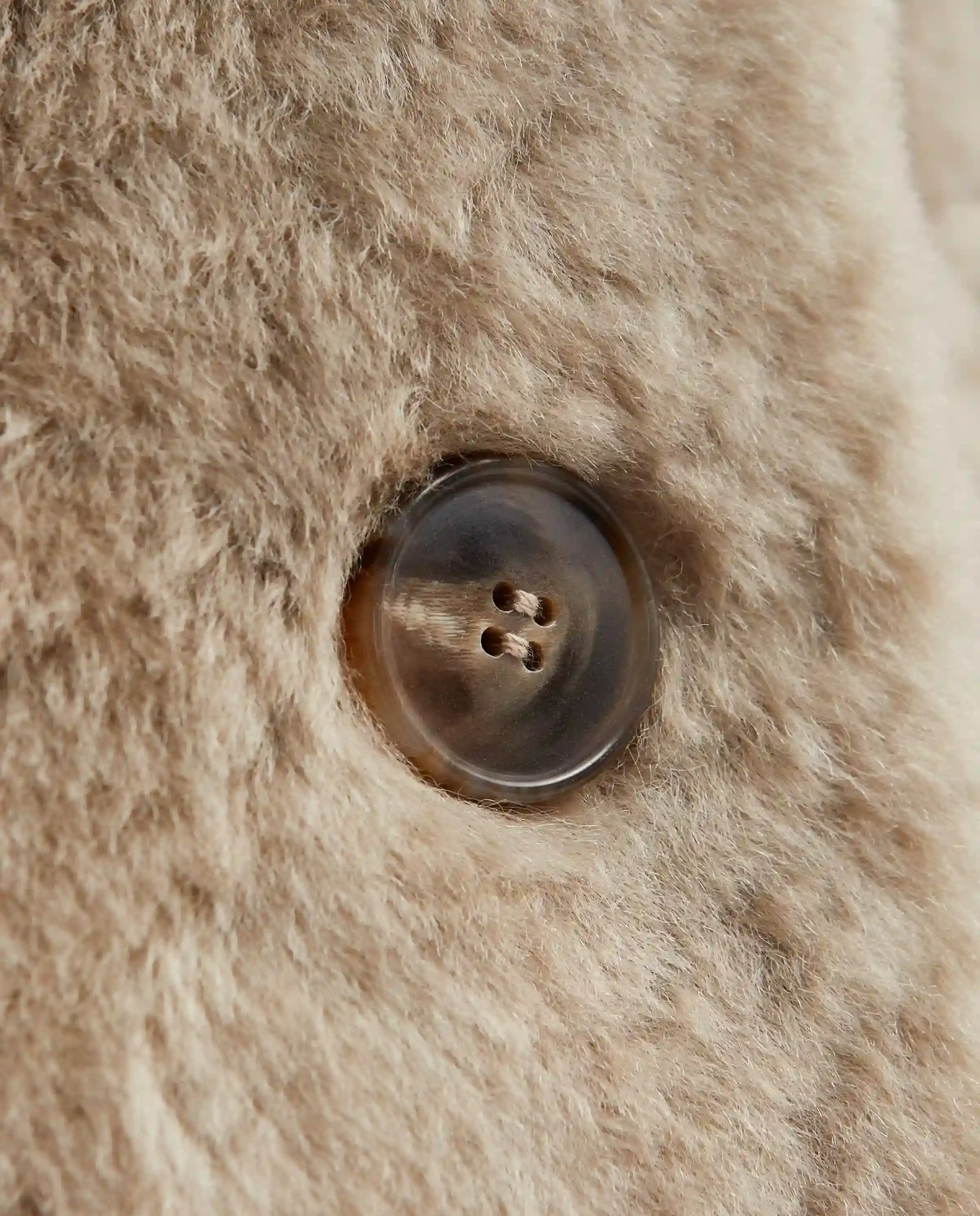 Beżowy krótki kożuch - Image #5