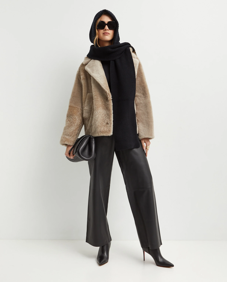 Beżowy krótki kożuch - Image #3