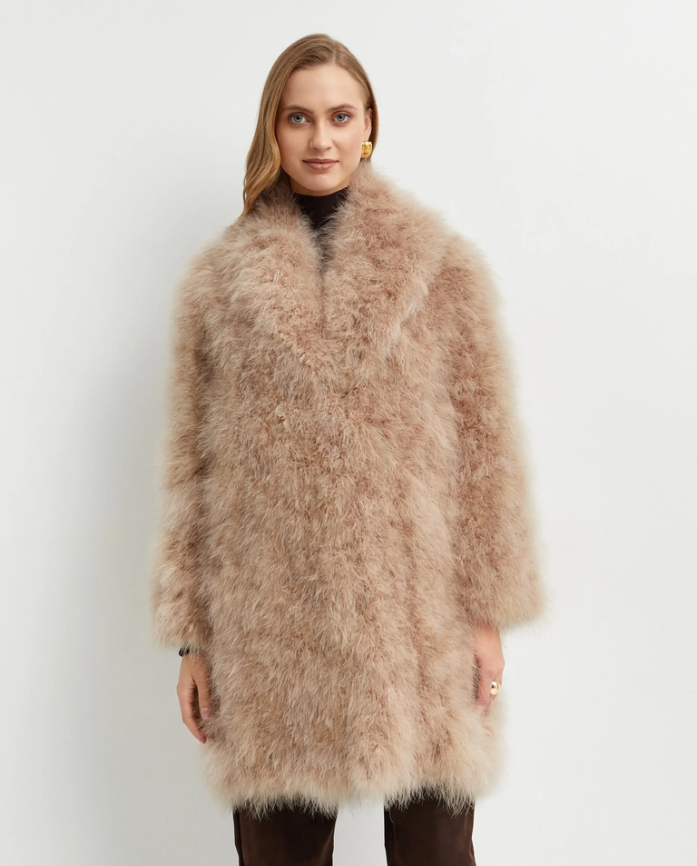 Beżowy płaszcz z piór