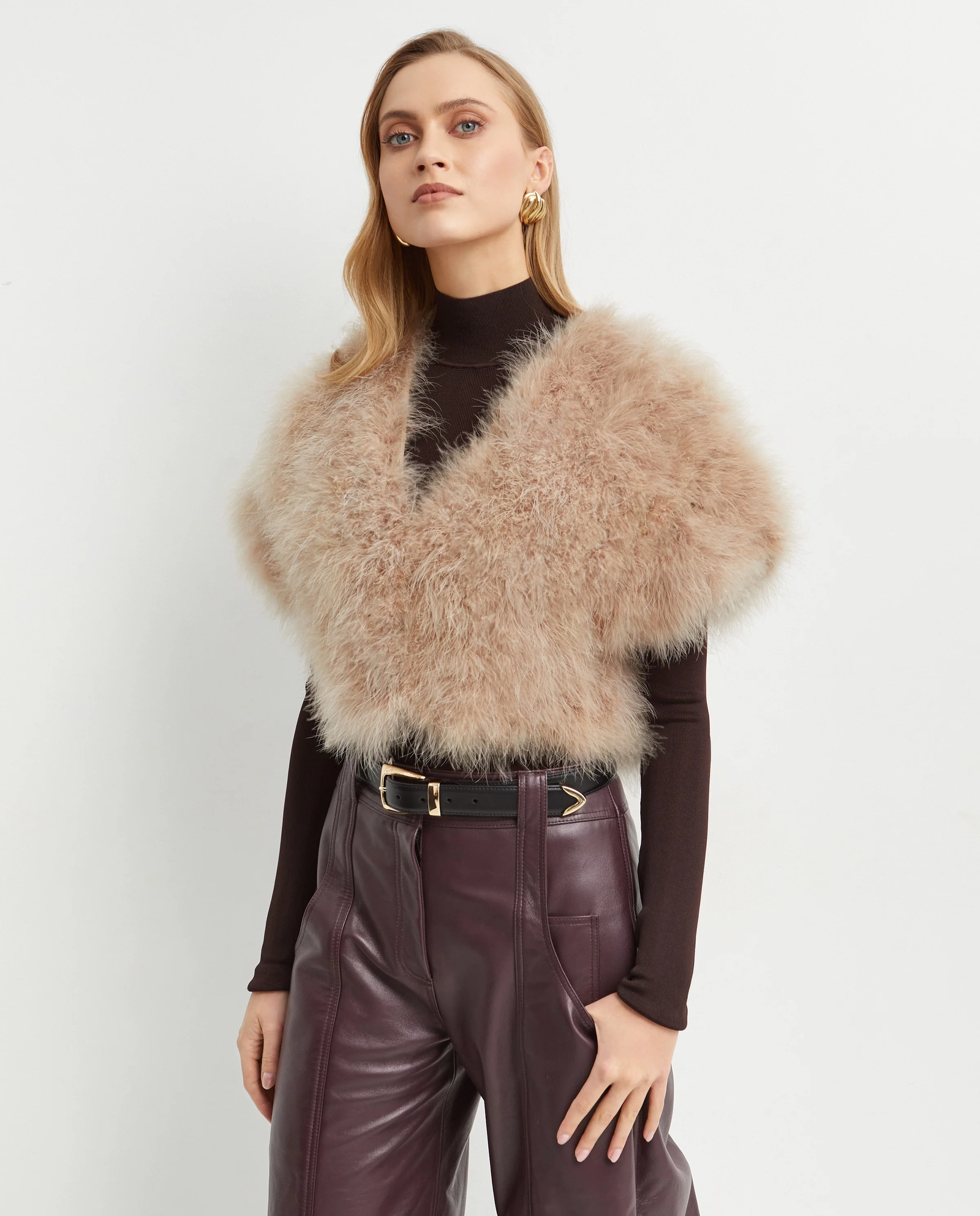 Beżowe bolerko z piór - Image #5