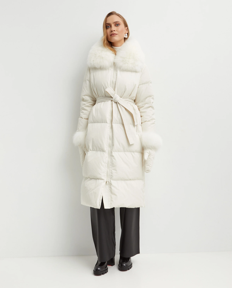 Puchowy płaszcz z futrzanym kołnierzem