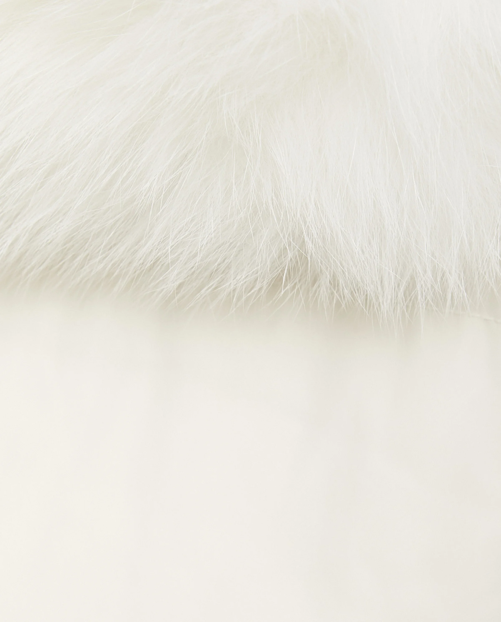 Puchowy płaszcz z futrzanym kołnierzem - Image #6