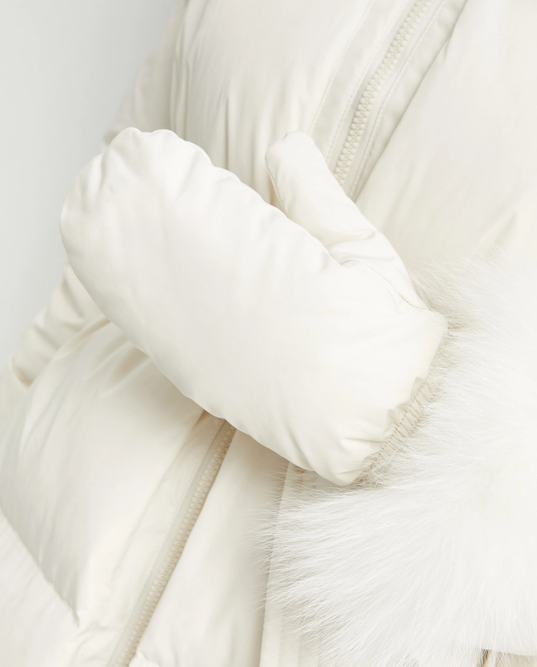 Puchowy płaszcz z futrzanym kołnierzem - Image #5