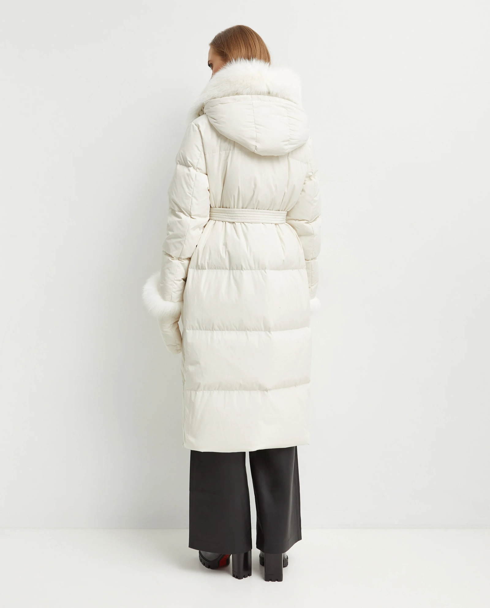 Puchowy płaszcz z futrzanym kołnierzem - Image #4